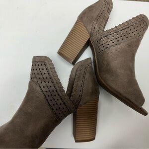 These are beautiful taupe shoes! Great for going out at night!